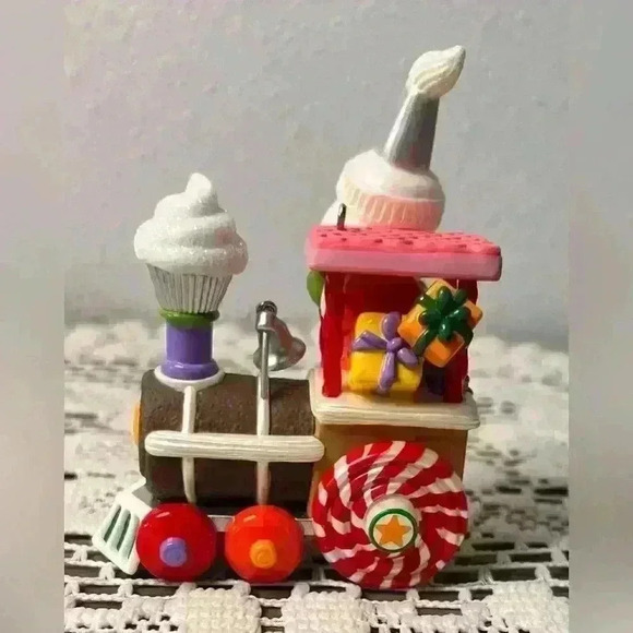 Hallmark Keepsake NEW 2010 “Santa’s Sweet Ride” 4th in series Christmas ornament - Picture 4 of 5